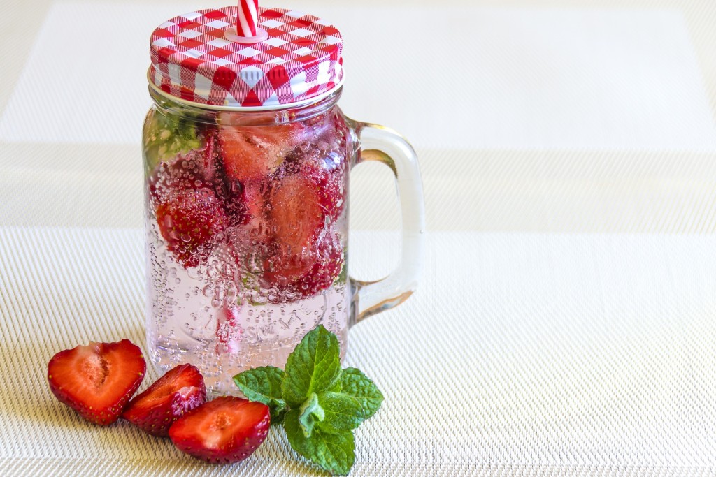 mineral-water-with-strawberries-1411368_1920